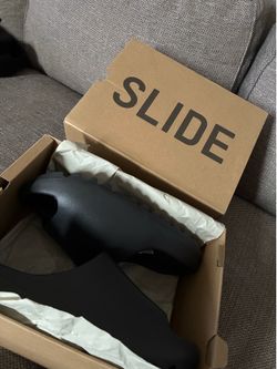 YEEZY SLIDE SIZE 9 BLACK ORIGINAL