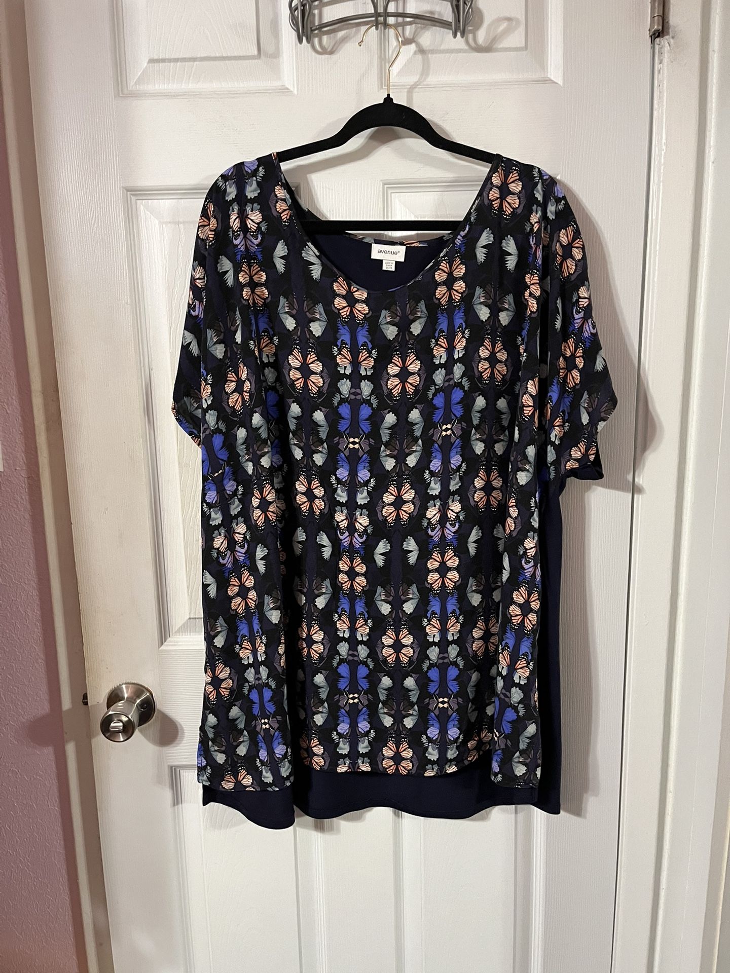 Women’s Size 26 / 28 Tunic Length Top Color Background Navy Blue. . Brand New Never Wore. Brand Avenue . Has been hanging in the closet.