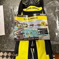 New - Dive set by U.S. Divers. The Mask has Go Pro Camera mount . Yellow and Black. Size L/XL. 