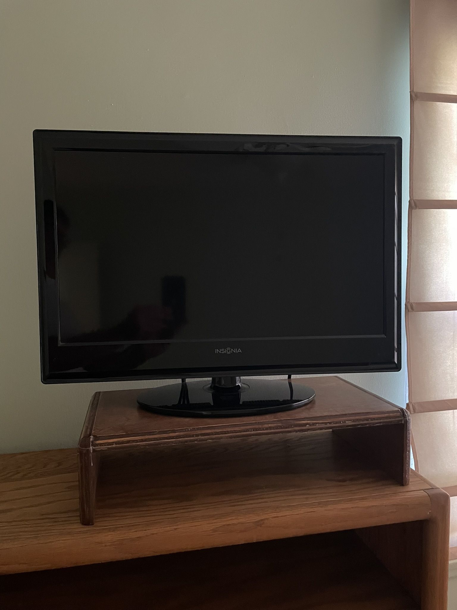 Insignia 24” LCD / TV