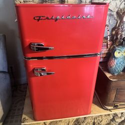 Frigidaire With Freezer Works Perfect! 