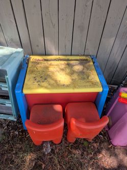 Kids desk/toy box, 2 chairs