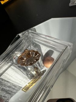 Women’s gold diamond gold ring