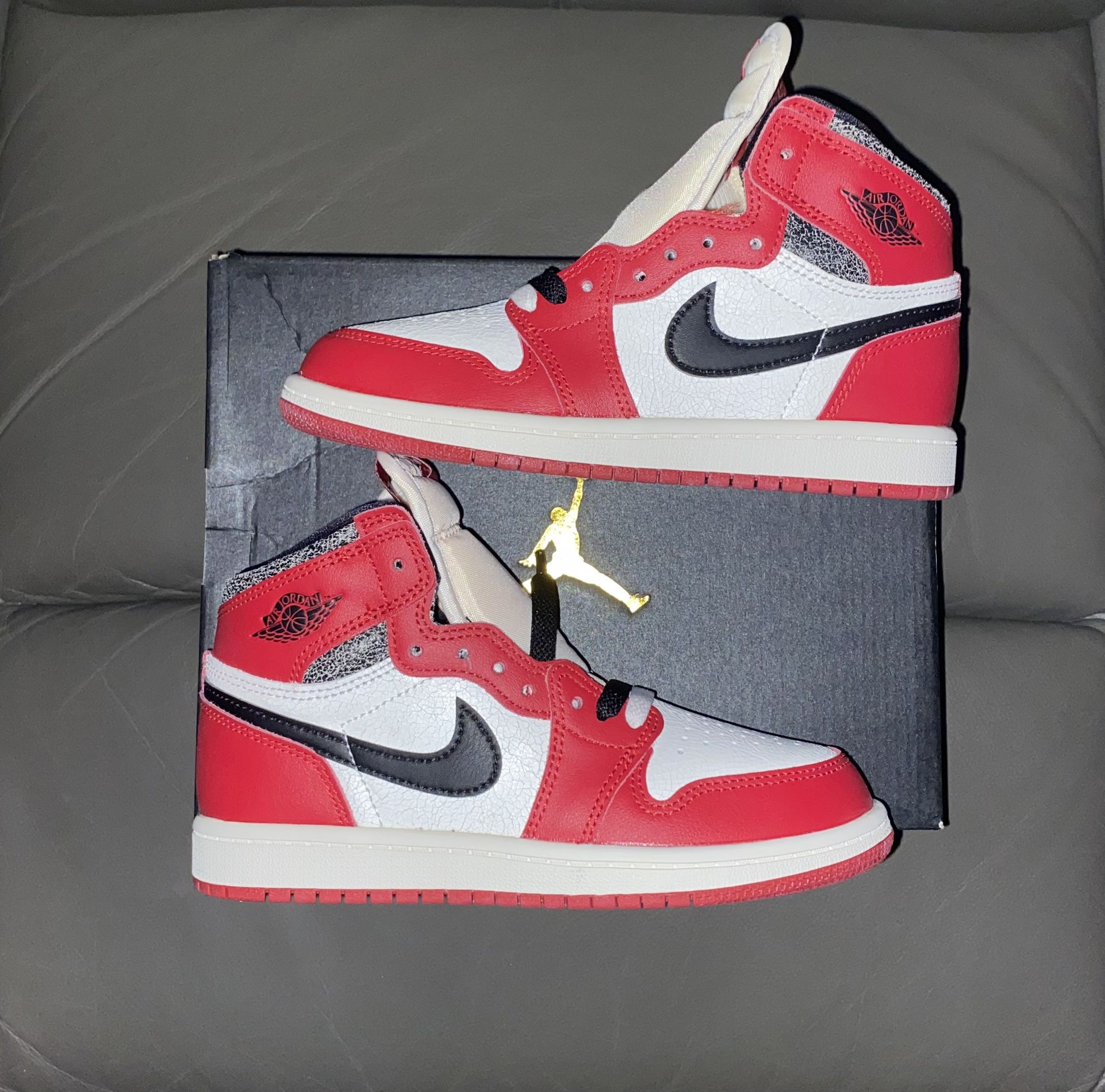 👠Jordan 1 ow Chicago👠 ❗️SOLD❗️ @wyatt_young23 Size 9 comes as shown Bin:  2300 Dm or comment to offer! Will let go of these if it's for…