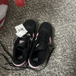 New Adidas Size 1.5Y (big Kid)