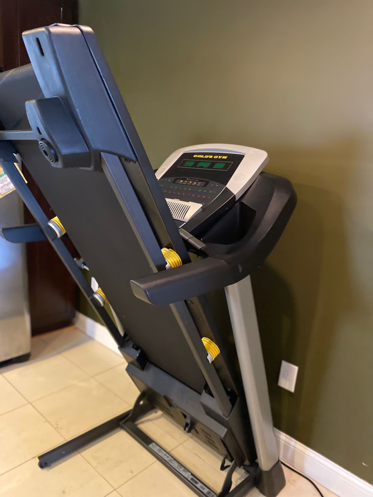 Gold s Gym Trainer 720 Treadmill with Power Incline for Sale in Queens NY OfferUp