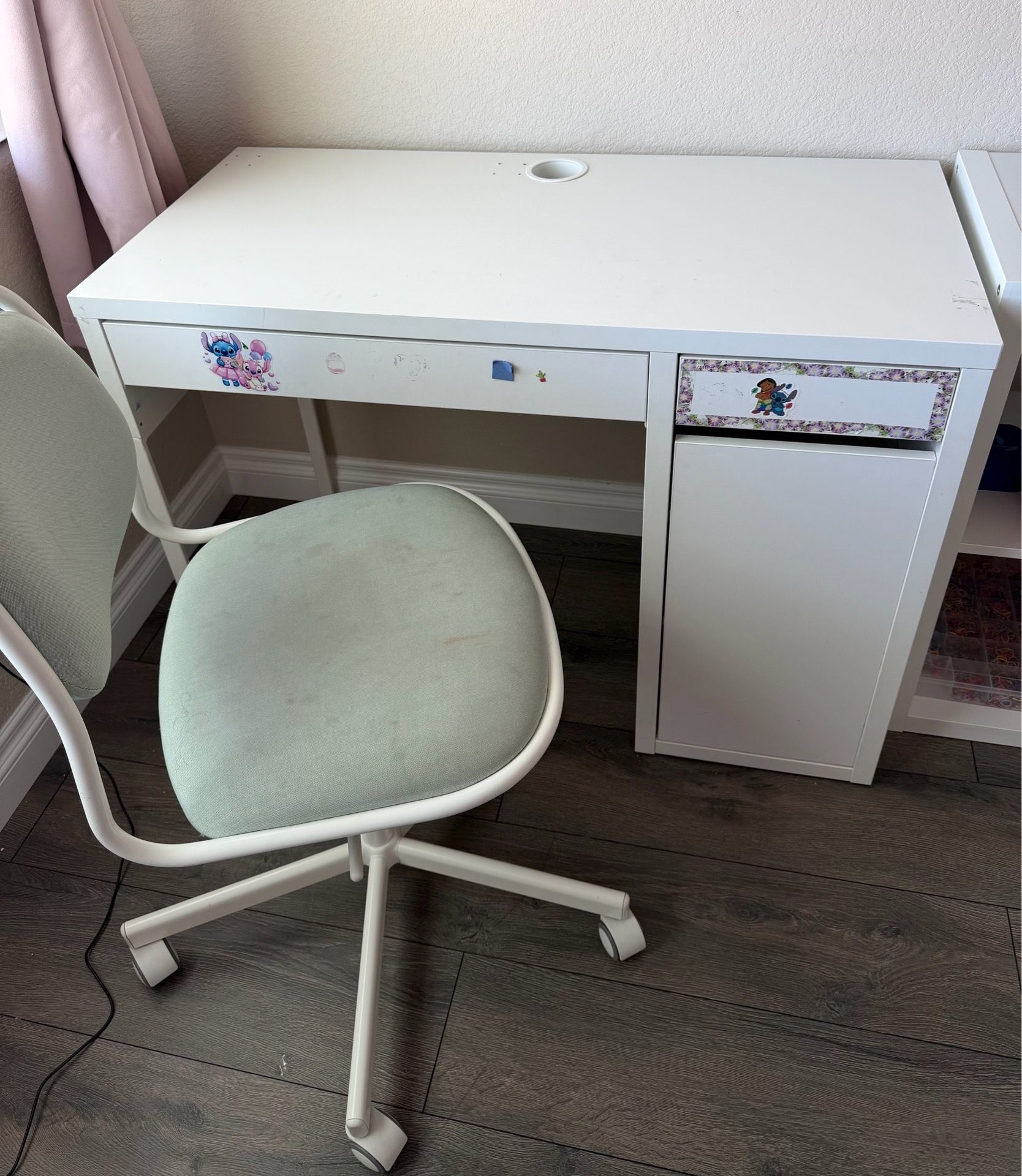 Kids desk and chair