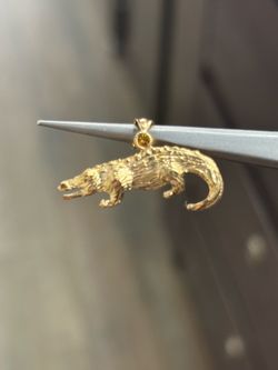 10kt gold alligator pendant