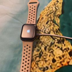 Series 6 Apple Watch. GPS+LTE 40 mm