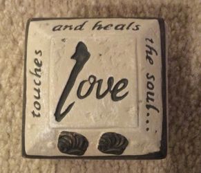 “Love touches and heals the soul” square ceramic trinket box – Mint