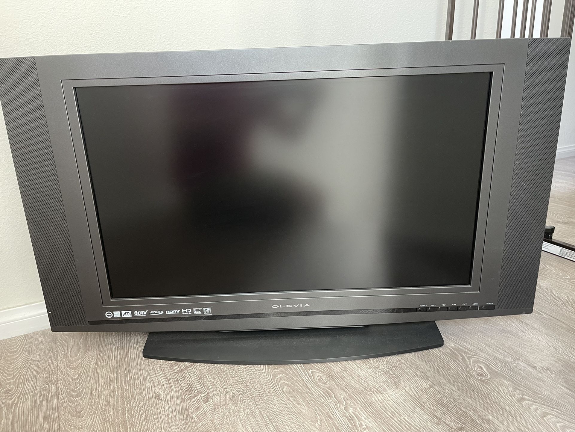 Olevia LCD HDTV TV 32 Inch Working