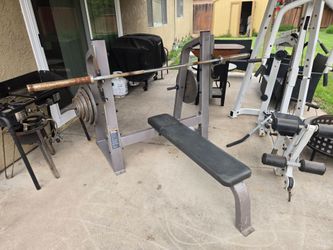 Flat bench with bar and plates