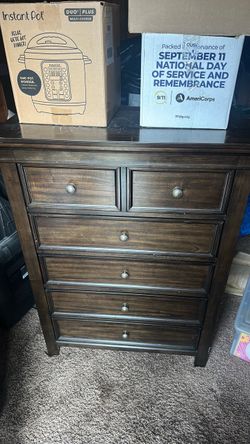 Dark Wood 5-Drawer Chest Dresser