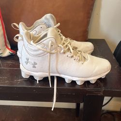 Under armor Men’s 7.5 Football Cleat 