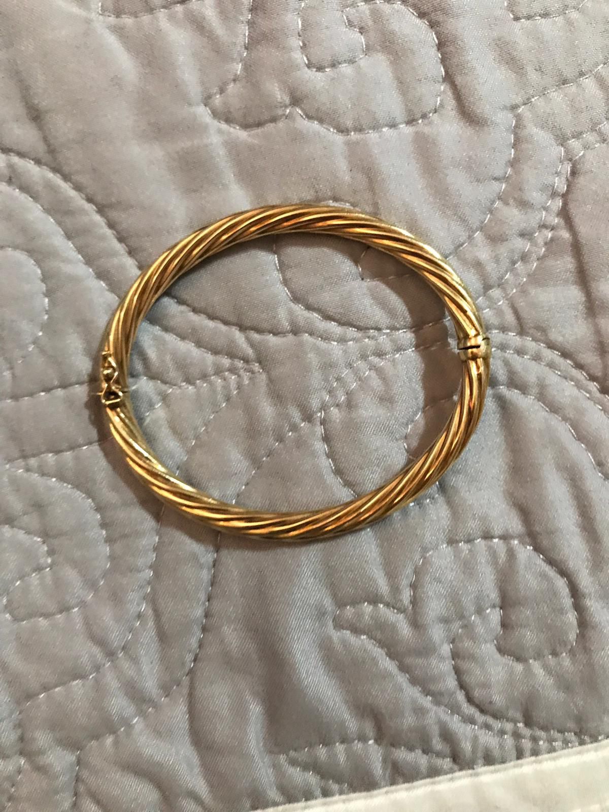 18 carat gold bracelet weighs 10 grams
