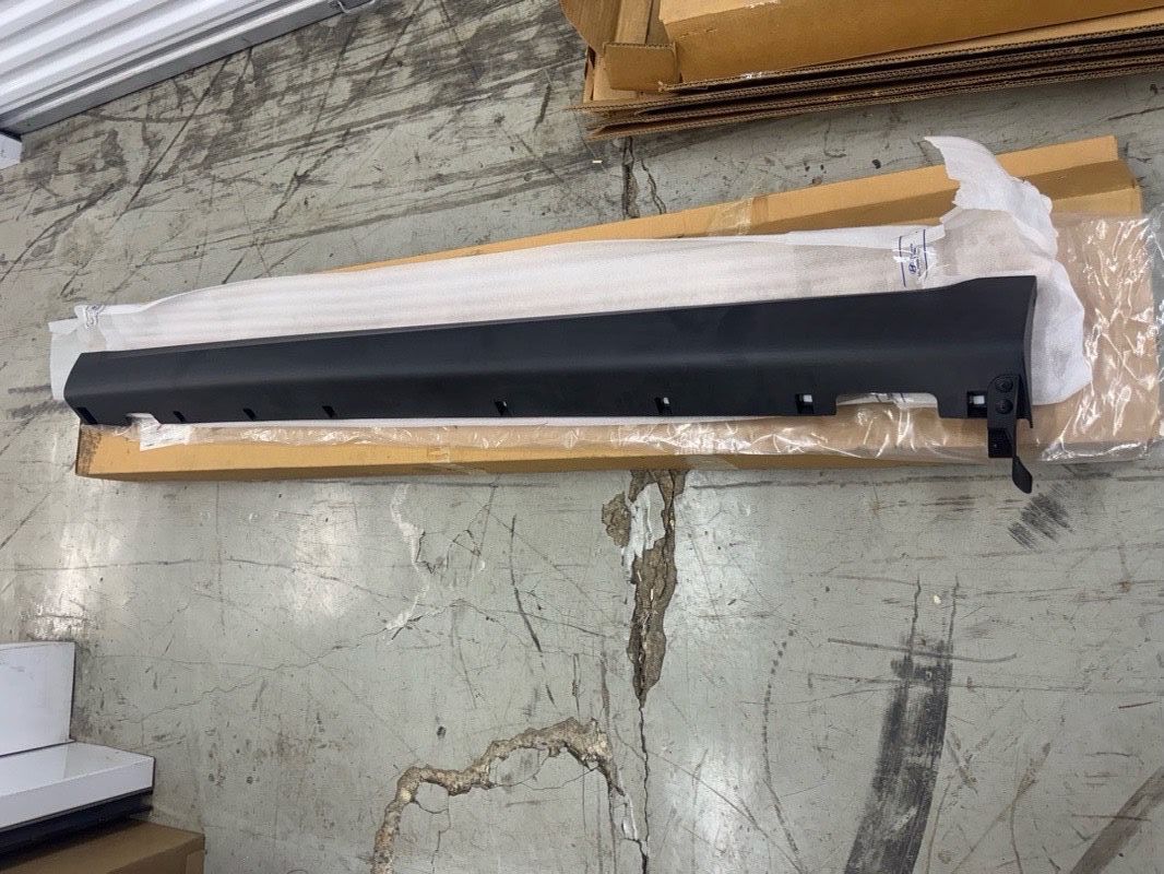 Genuine Hyundai OEM 10-12 Santa FE Exterior rocker Molding Left 877100W200 New