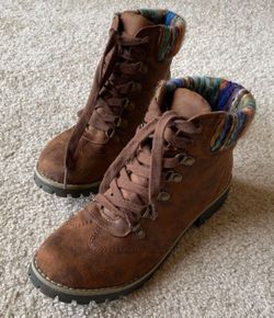 St. John's Bay brown women boot textile upper size 9.5