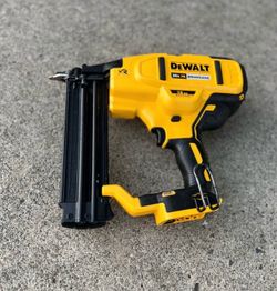 DEWALT 20V MAX XR 18-Gauge Cordless Brad Nailer