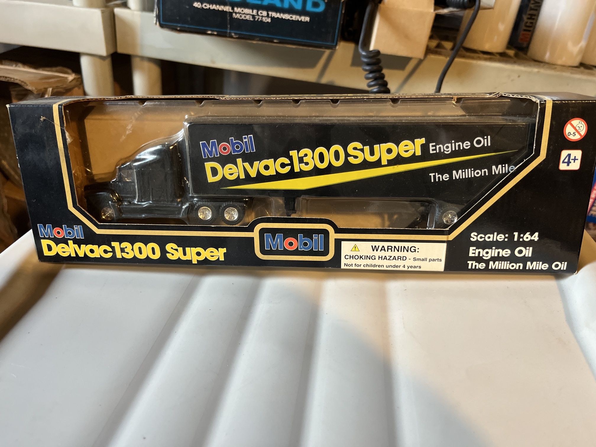  ERTL Mobil Delvac1300 Ford LTL-900 Truck Tractor Trailer Die-cast Metal 1:64