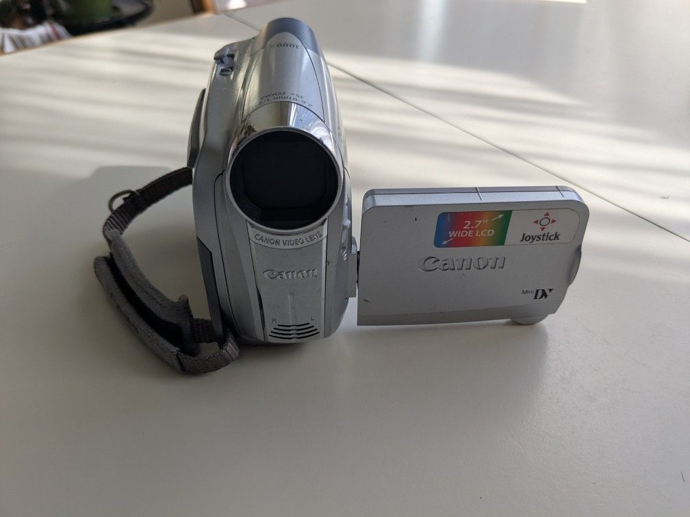 ZR800 NTSC Canon Mini DV Digital Video Camera (untested)