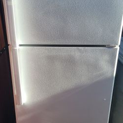 GE 28" REFRIGERATOR WORKS GREAT IN EXCELLENT CONDITION CAN DELIVER ANYWHERE 