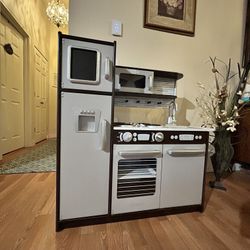 KidKraft Classics Premium wood construction Kids Kitchen