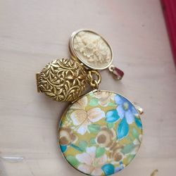 Vintage Lockets Price For All ,the Bigger One Is a Little Bigger Then Half Dollor 