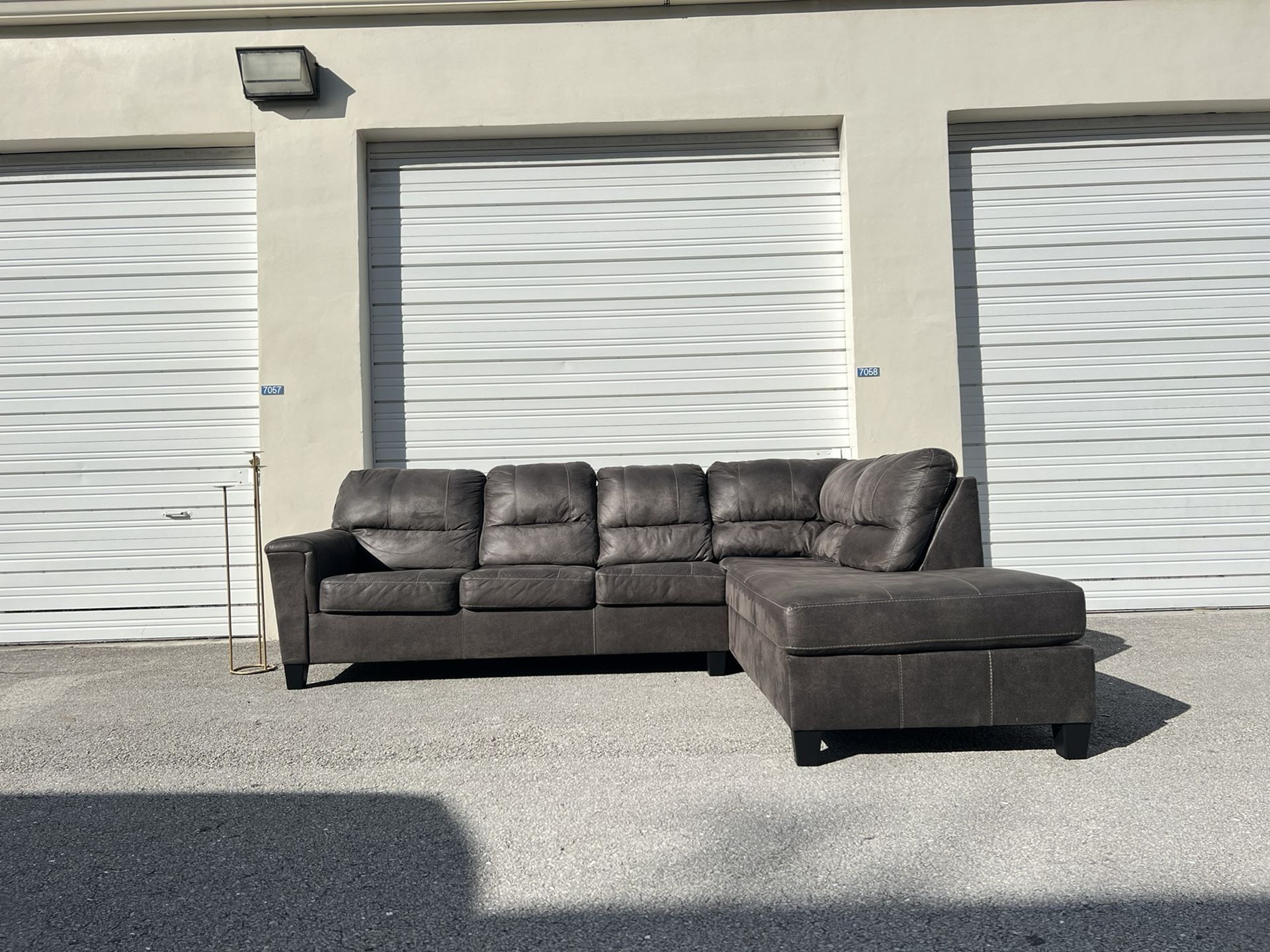 MODERN GRAY SECTIONAL LSHAPE COUCH SOFA IN EXCELLENT CONDITION LIKE