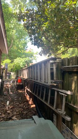aluminum two of them 40’ latters aluminum two of them