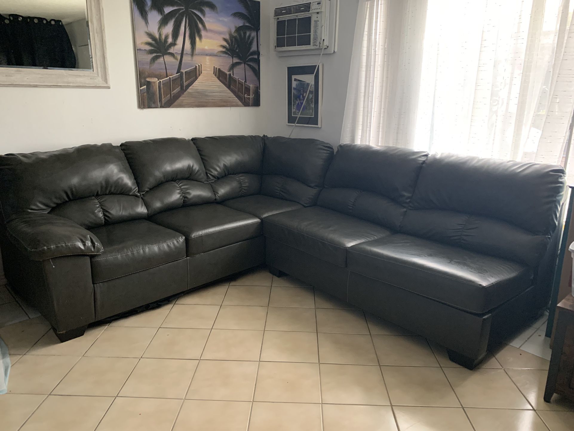 Couch !! 300$