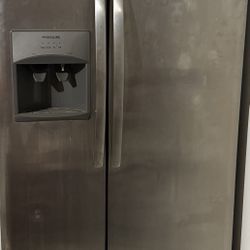 Frigidaire Side By Side With Working Ice Maker 