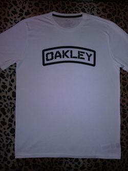 NEW. Mens okley size L