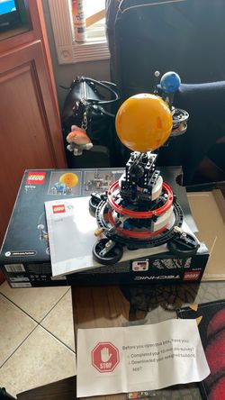 LEGO Technic 42179 Planet Earth and Moon in Orbit