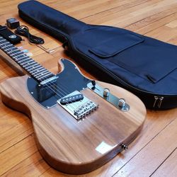 Electric Guitar With Bag and Accessories