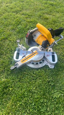 Dewalt saw. 20 V MAX. Model.  DCS 361 B.  Used close to new
