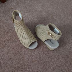 NEW MICHAEL KORS SANDELS  $25.00. SIZE 3