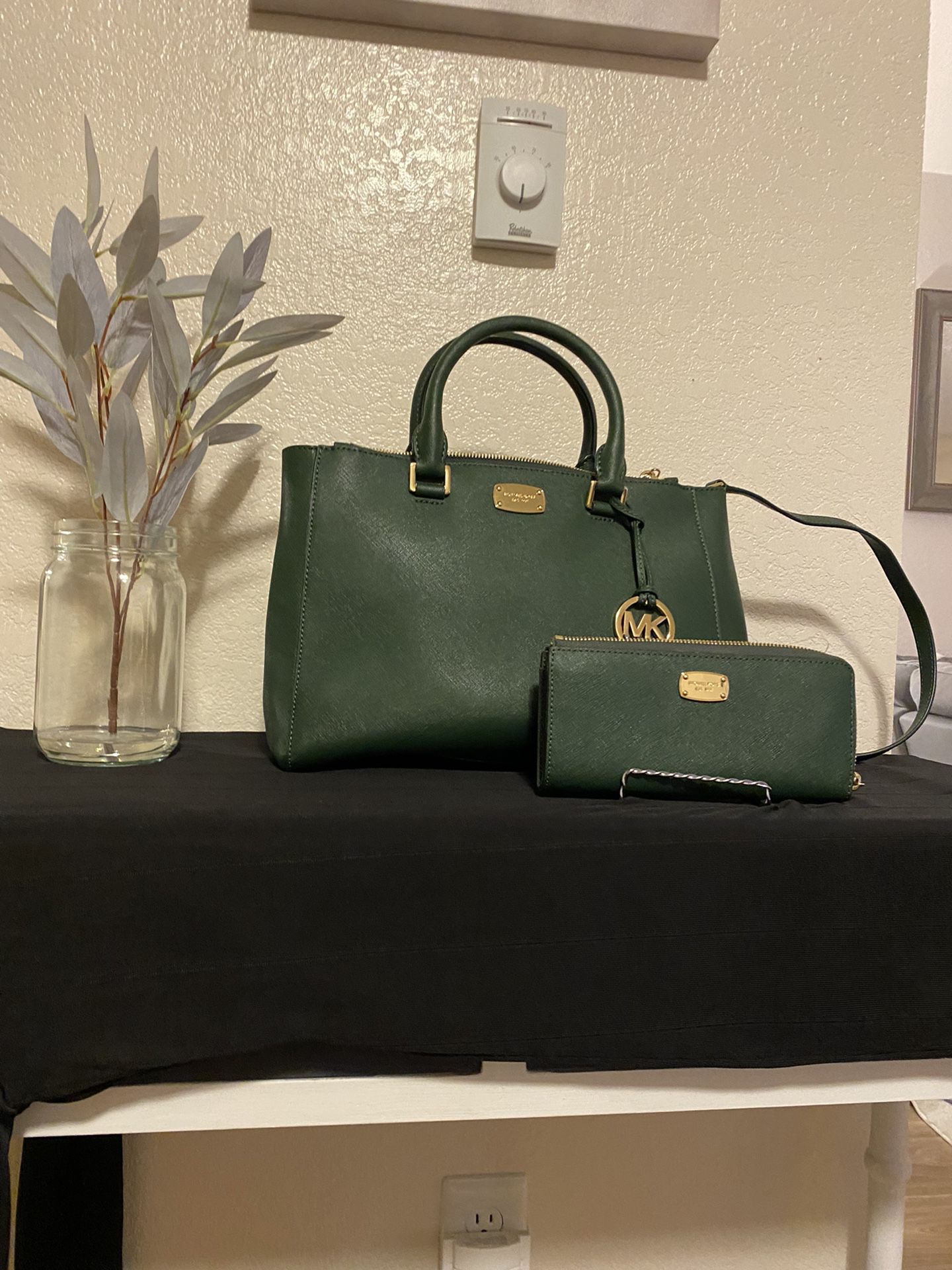 New hunter green Michael Kors Purse e and Wallet Set for Sale in Kent, WA -  OfferUp