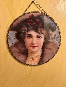 VINTAGE STYLE Flue Cover Victorian Style Woman & Christmas Mistletoe Chain 9"