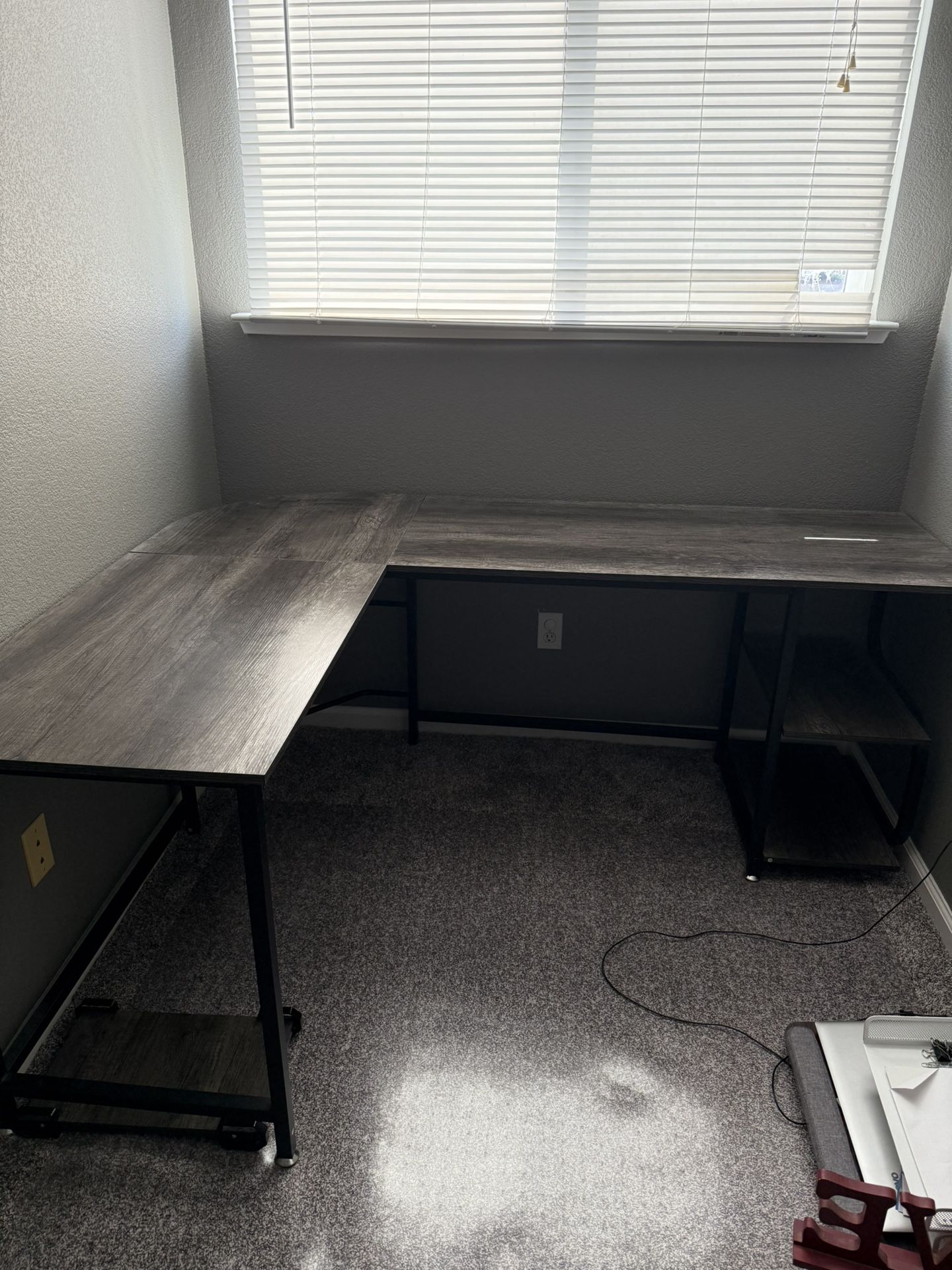 Corner desk