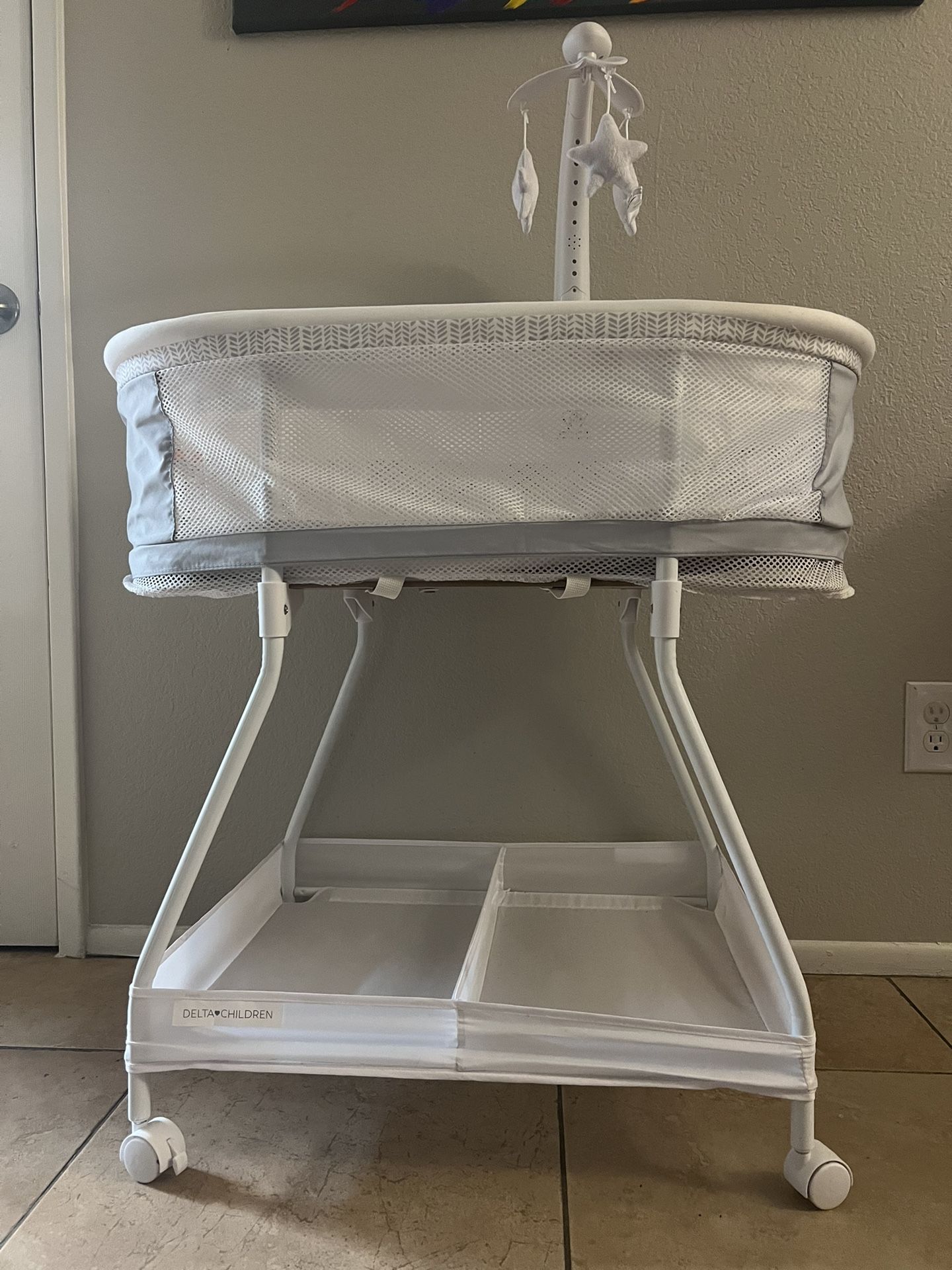 Delta Children Bassinet 