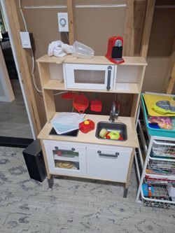 kids kitchen with accessories....clean