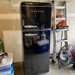 Galanz Compact Refrigerator 