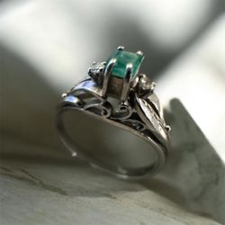 EMERALD DIAMOND PLATINUM RING