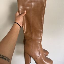 BROWN BOOTS SIZE 8