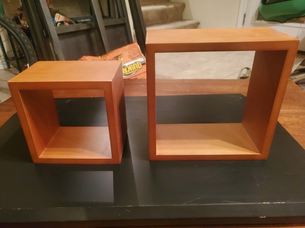 Cubic wall shelves (set of 2)