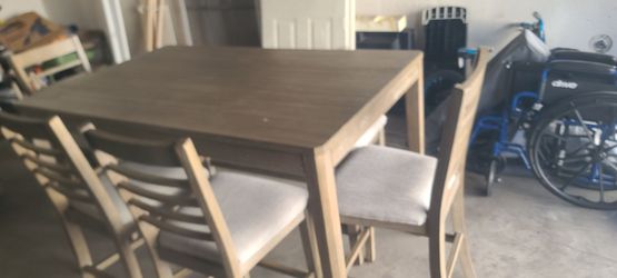 Un mesa 4 sillas y una banca