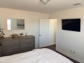 Queen size bedroom set three  drawers underneath +9 Jorge Dresser