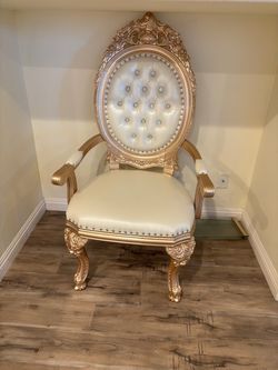 Two king and queen, leather chairs with diamond diamonds Two king and queen, leather chairs with diamond diamonds