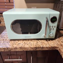 ISIGNIA Retro Style Microwave