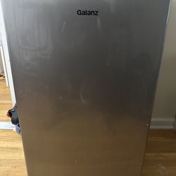 Galanz Mini Fridge Full Size 